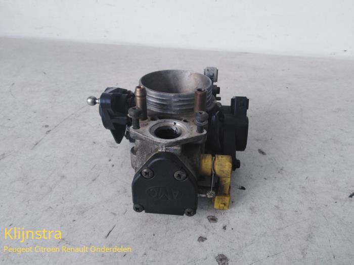 Gebruikte Gasklephuis Peugeot 405 II Break (4E) 1.8 GRi,SRi Prijs € 65,00 Margeregeling aangeboden door Fa. Klijnstra & Zn. VOF