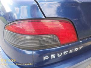 Gebruikte Achterlicht links Peugeot 306 (7D) 1.6 Prijs € 40,00 Margeregeling aangeboden door Fa. Klijnstra & Zn. VOF