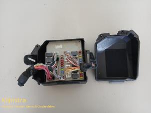 Gebruikte Zekeringkast Renault Clio III (BR/CR) Prijs € 199,99 Margeregeling aangeboden door Fa. Klijnstra & Zn. VOF