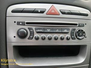 Gebruikte Radio Peugeot 308 SW (4E/H) 1.6 VTI 16V Prijs op aanvraag aangeboden door Fa. Klijnstra & Zn. VOF