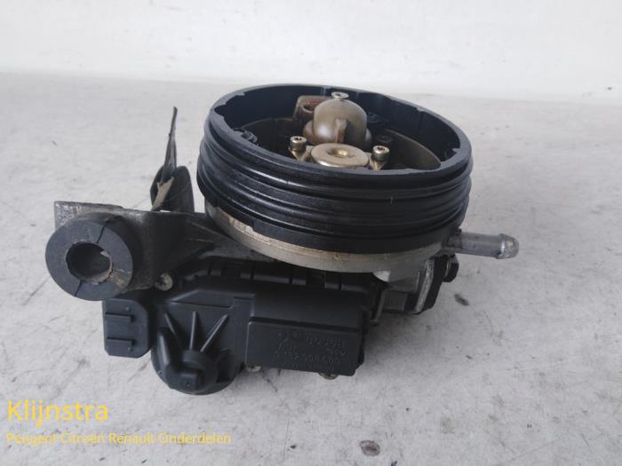 Gebruikte Gasklephuis Peugeot 306 (7A/C/S) 1.4 XN,XR,XA,XRA Kat. Prijs € 135,00 Margeregeling aangeboden door Fa. Klijnstra & Zn. VOF
