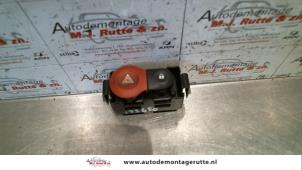 Gebruikte Gevarenlicht Schakelaar Renault Modus/Grand Modus (JP) 1.6 16V Prijs op aanvraag aangeboden door Autodemontage M.J. Rutte B.V.