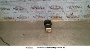 O104481 Gebruikte paniekverlichtings schakelaar Renault Megane Scenic