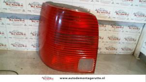 O93032 Gebruikte achterlicht links Volkswagen Passat
