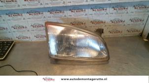 O74588 Gebruikte rechter koplamp Toyota Starlet