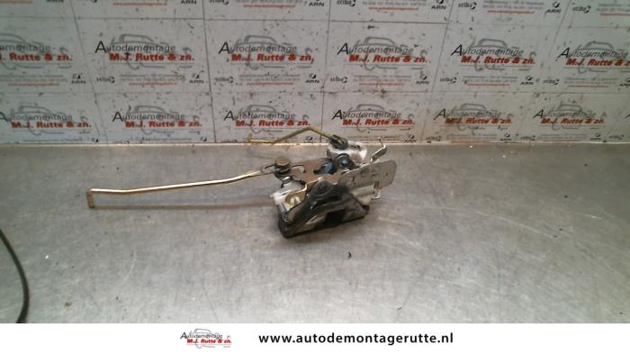 Gebruikte Deurslot Mechaniek 4Deurs links-voor Daihatsu Young RV O83211