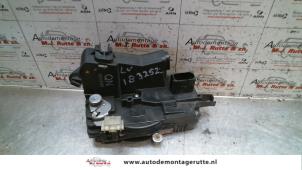 O82912 Gebruikte slotmechaniek portier 4deurs links-voor Opel Signum