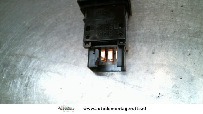 Schakelaar Paniekverlichting van een Subaru Legacy Wagon (BH) 2.5 16V 2003