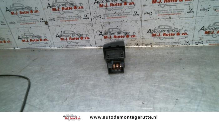 Schakelaar Paniekverlichting van een Subaru Legacy Wagon (BH) 2.5 16V 2003