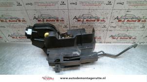 O83015 Gebruikte deurslot mechaniek 4deurs links-voor Hyundai Matrix