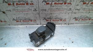 O108305 Gebruikte schakelaar elektrisch raam Toyota Prius