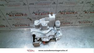 O82364 Gebruikte slotmechaniek portier 2deurs links Opel Combo