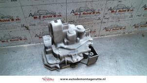 O82625 Gebruikte slotmechaniek portier 2deurs rechts Opel Combo