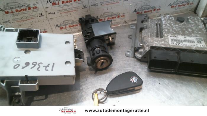 Sleutel+Contactslot van een Alfa Romeo GT (937) 1.9 JTD 16V Multijet 2005