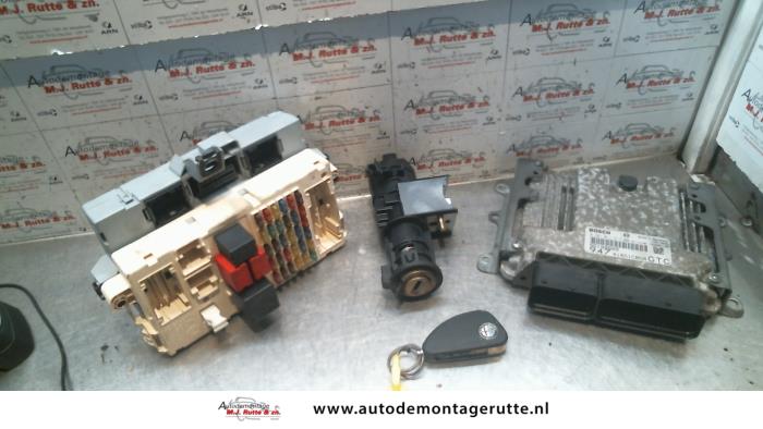 Sleutel+Contactslot van een Alfa Romeo GT (937) 1.9 JTD 16V Multijet 2005