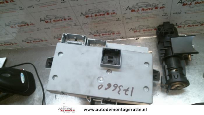Sleutel+Contactslot van een Alfa Romeo GT (937) 1.9 JTD 16V Multijet 2005
