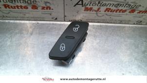 O90359 Gebruikte schakelaar centr. deurvergrendeling Volkswagen Golf