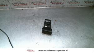 O104637 Gebruikte alarmlicht schakelaar Toyota Avensis
