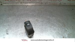 Gebruikte Ruit schakelaar elektrisch Renault Modus/Grand Modus (JP) 1.4 16V Prijs op aanvraag aangeboden door Autodemontage M.J. Rutte B.V.