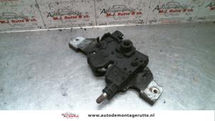 Gebruikte Slotmechaniek Motorkap Ford Mondeo III 2.0 16V Prijs op aanvraag aangeboden door Autodemontage M.J. Rutte B.V.
