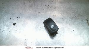 Gebruikte Elektrisch Raam Schakelaar Renault Modus/Grand Modus (JP) 1.4 16V Prijs op aanvraag aangeboden door Autodemontage M.J. Rutte B.V.
