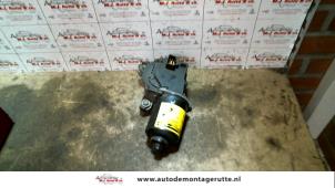 O117999 Gebruikte ruitenwissermotor voor Mazda 323