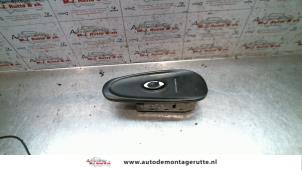 O107527 Gebruikte schakelaar elektrisch raam Hyundai Coupe