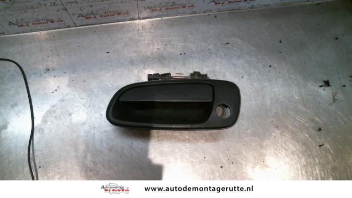 Portiergreep 4Deurs links-voor van een Toyota Carina E (T19) 1.6i 16V 1994