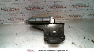 O104638 Gebruikte paniekverlichtings schakelaar Toyota Yaris