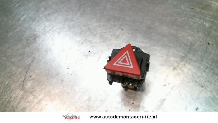 Paniekverlichtings Schakelaar van een Audi A2 (8Z0) 1.4 TDI 2001