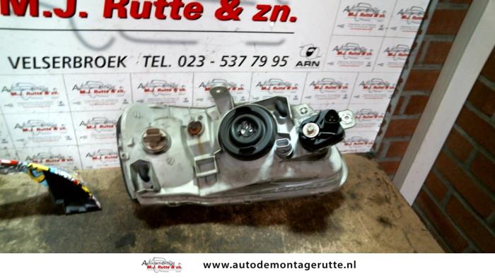 Koplamp links van een Hyundai Accent 1.3i 12V 2002