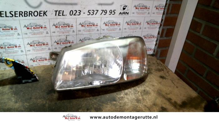 Koplamp links van een Hyundai Accent 1.3i 12V 2002