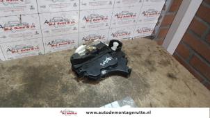 O82761 Gebruikte slotmechaniek portier 2deurs rechts Mitsubishi Colt