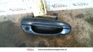 O81013 Gebruikte deurgreep 4deurs rechts-voor Mazda 626