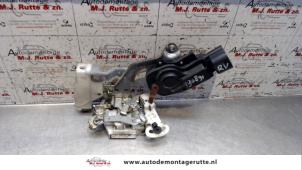 Gebruikte Deurslot Mechaniek 4Deurs rechts-voor Toyota Aygo (B10) 1.0 12V VVT-i Prijs op aanvraag aangeboden door Autodemontage M.J. Rutte B.V.