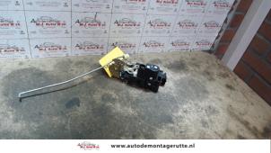 O83703 Gebruikte slotmechaniek portier 4deurs rechts-voor Daewoo Kalos