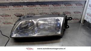 O72288 Gebruikte koplamp links Mazda 626