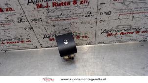 O90386 Gebruikte schakelaar centr. deurvergrendeling Peugeot 207