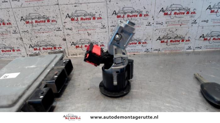 Set Cilindersloten (compleet) van een Renault Twingo II (CN) 1.2 2008