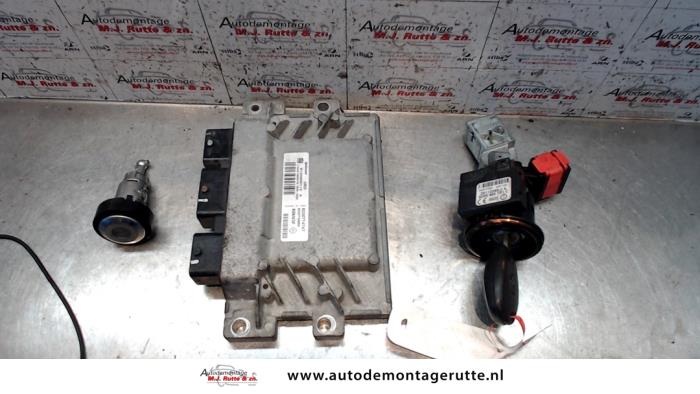 Set Cilindersloten (compleet) van een Renault Twingo II (CN) 1.2 2008