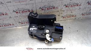 O82536 Gebruikte slotmechaniek portier 2deurs links Renault Trafic