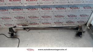 O118267 Gebruikte ruitenwis mechaniek Mitsubishi Colt