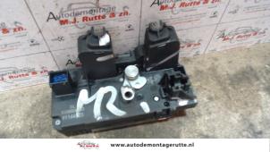 O77474 Gebruikte schuifdeur slotmechaniek rechts Opel Vivaro