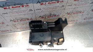 O82330 Gebruikte slotmechaniek portier 2deurs links Ford Fiesta