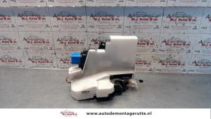 O82391 Gebruikte deurslot mechaniek 2deurs links Volkswagen Polo