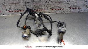 O81518 Gebruikte cilinderslot portier links Chrysler Voyager