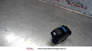O107905 Gebruikte elektrisch raam schakelaar Peugeot Partner