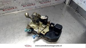 O83009 Gebruikte deurslot mechaniek 4deurs links-voor Chrysler Voyager