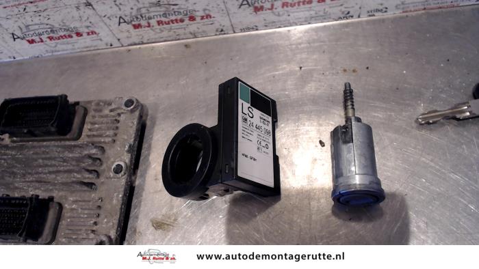 Kontaktslot + computer van een Opel Zafira (F75) 2.2 16V 2002