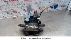 O92032 Gebruikte slotmechaniek achterklep Toyota Yaris